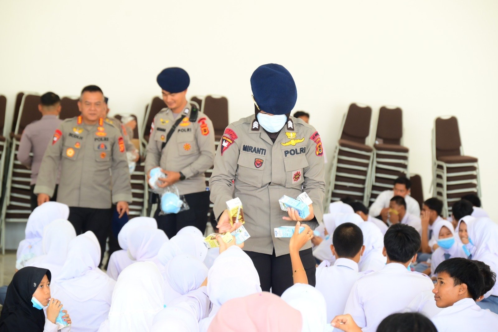 DI TENGAH KEPUNGAN KABUT ASAP, POLDA JAMBI TURUN LANGSUNG KE SEKOLAH RAKYAT