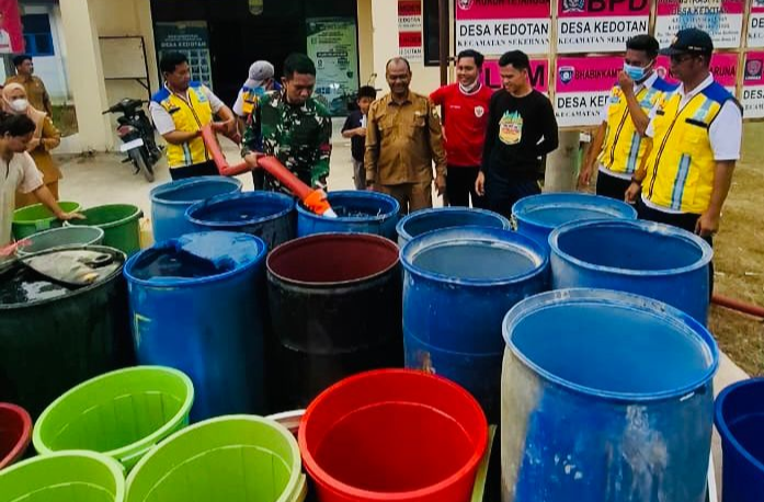 GERAK CEPAT TNI DAN BWSS! 12.000 LITER AIR BERSIH DIGELONTORKAN UNTUK WARGA DESA KEDOTAN