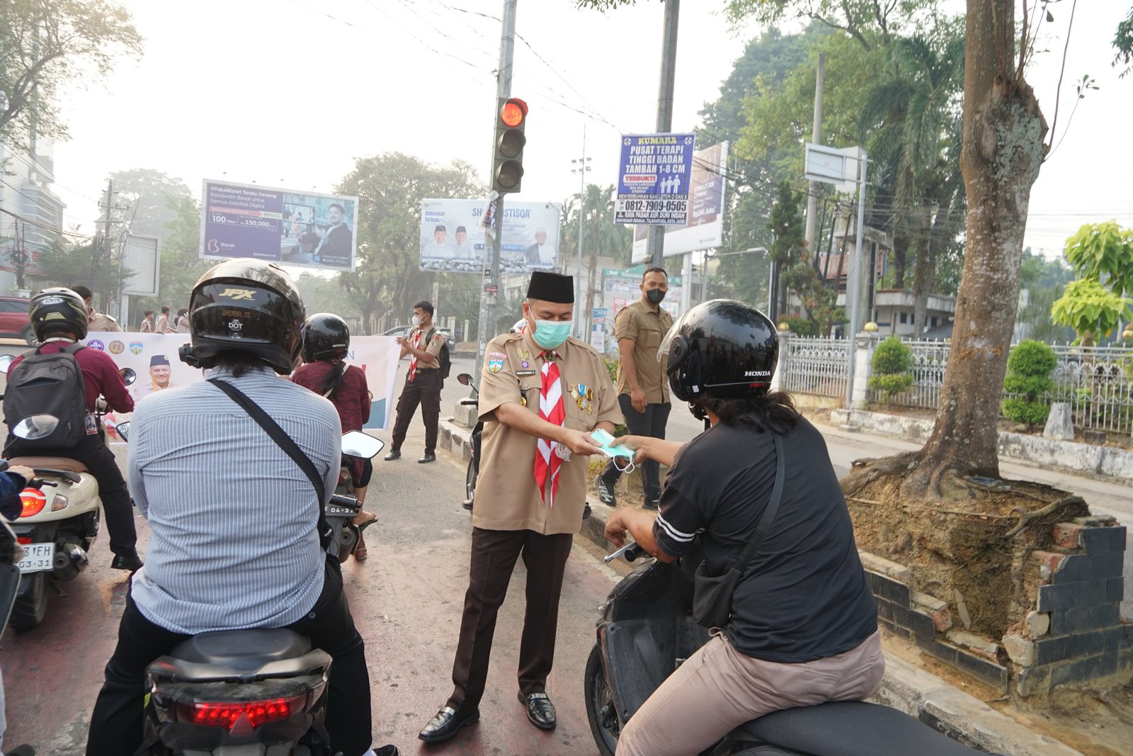 2.000 Masker Dibagikan, Pramuka Kota Jambi Turun ke Jalan Hadapi Kabut Asap