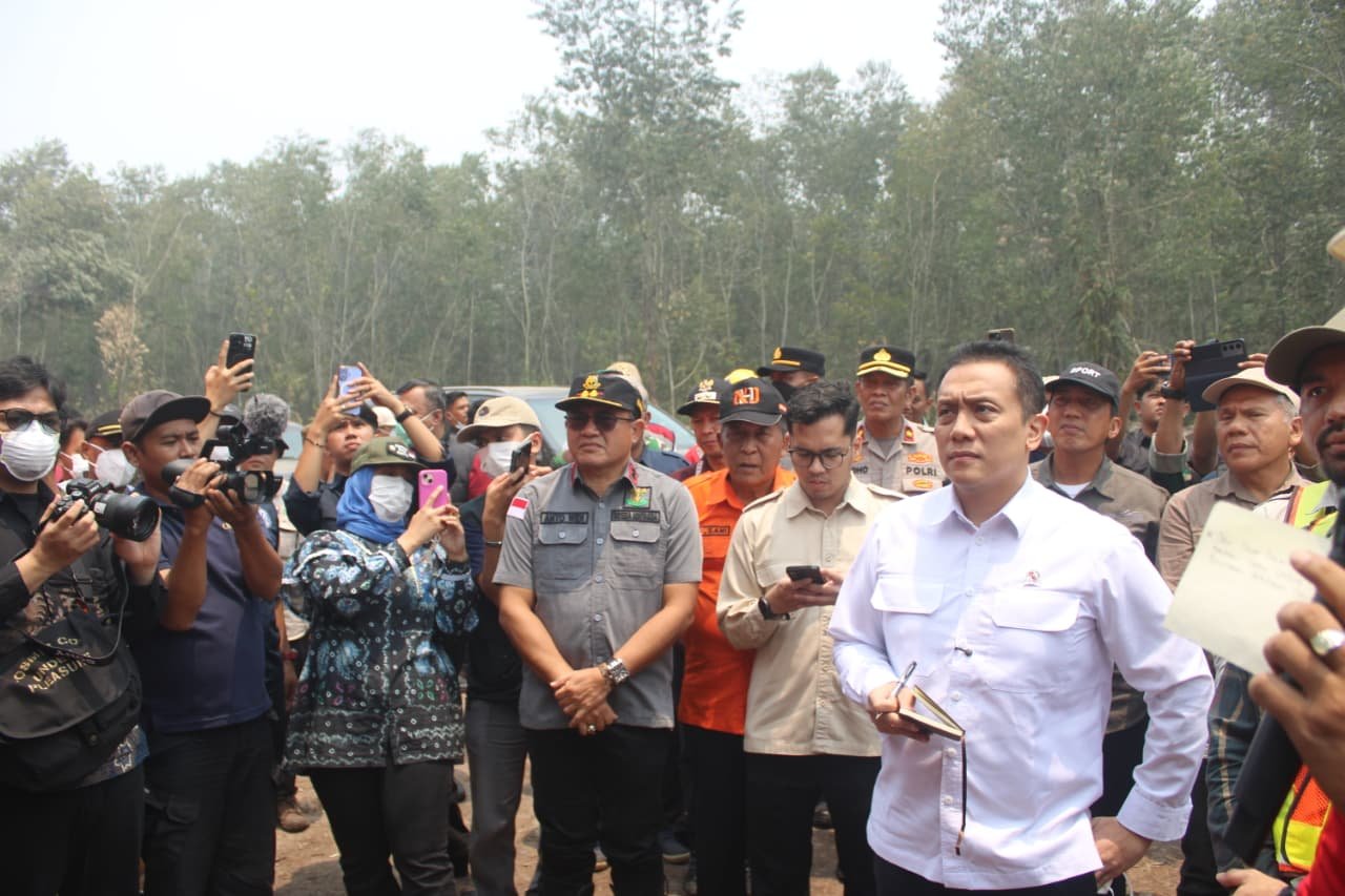 Wagub Sani Dampingi Wamen LH Tinjau Karhutla di Parit Culum, Tanjab Timur