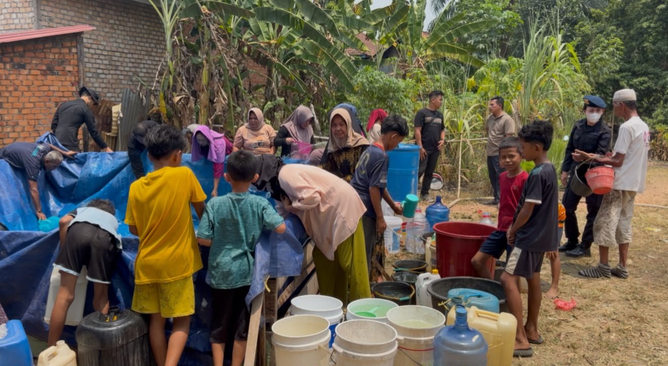 Tiga Bulan Dilanda Kekeringan, Brimob Polda Jambi Turun Langsung Salurkan Air Bersih ke Warga