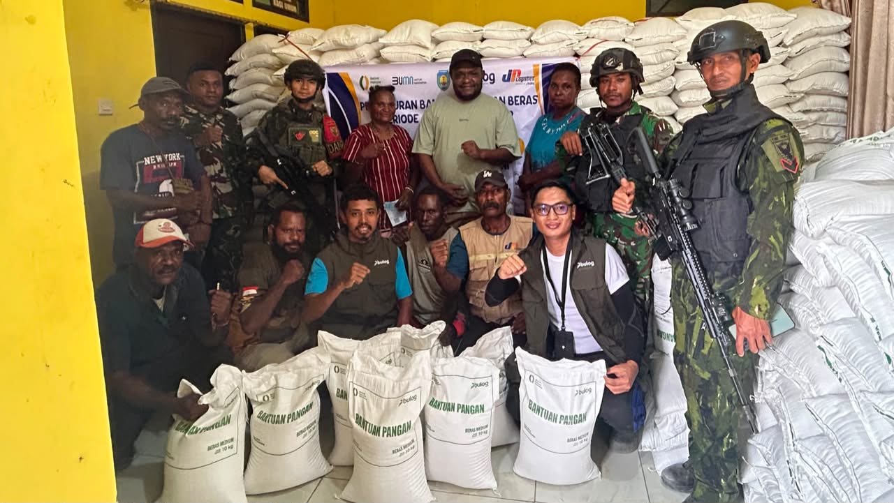 KAWAL BANTUAN PEMERINTAH, PRAJURIT YONIF 147/KGJ PASTIKAN BERAS TEPAT SASARAN DI DISTRIK AROBA