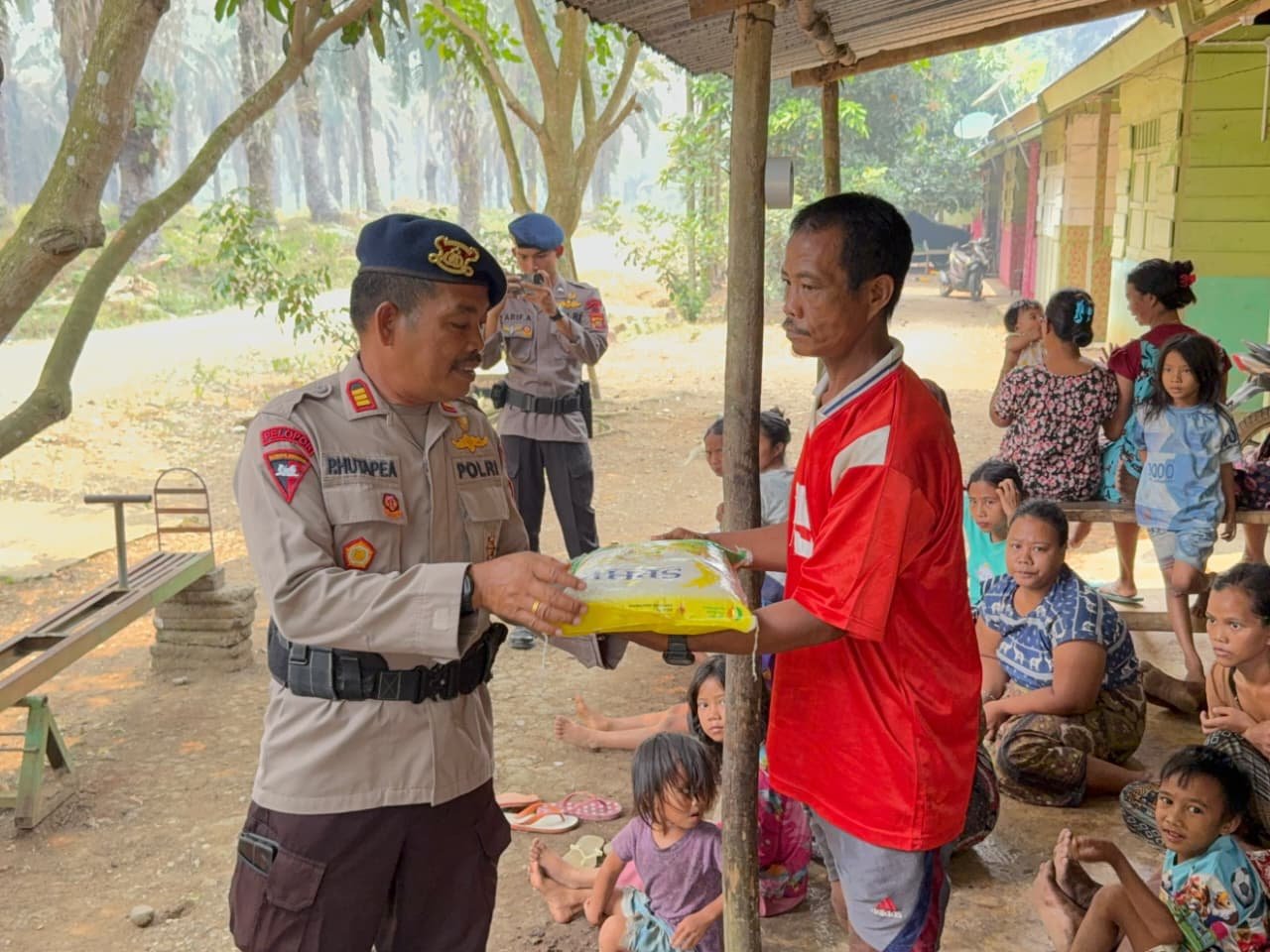 Brimob Jambi Sambangi Warga SAD di Merangin, Bawa Bantuan dan Perkuat Kepedulian Sosial