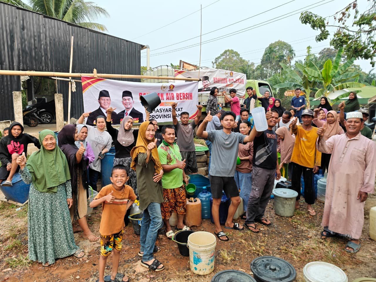 BELUM SEMPAT JEDA, ROCKY CANDRA KEMBALI BERGERAK SALURKAN AIR BERSIH UNTUK WARGA SEBERANG