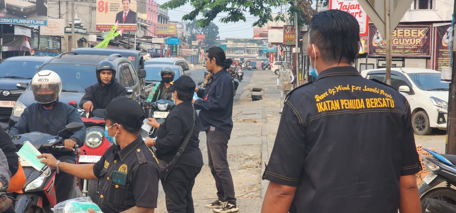 IPB Jambi Bagikan Masker Gratis kepada Pengendara, Dorong Kepedulian Kesehatan Masyarakat